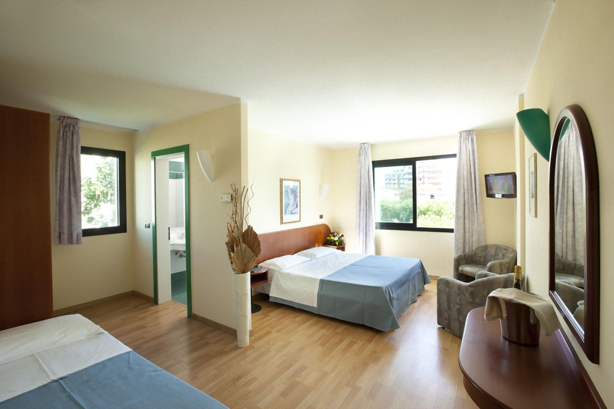 Hotel Falcone Lignano Sabbiadoro Exterior photo
