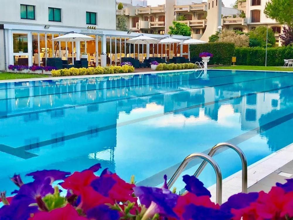 Hotel Falcone Lignano Sabbiadoro Exterior photo