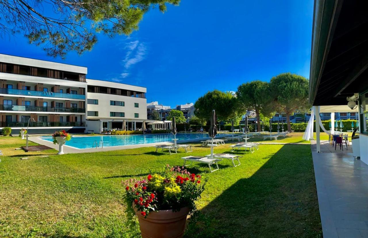 Hotel Falcone Lignano Sabbiadoro Exterior photo