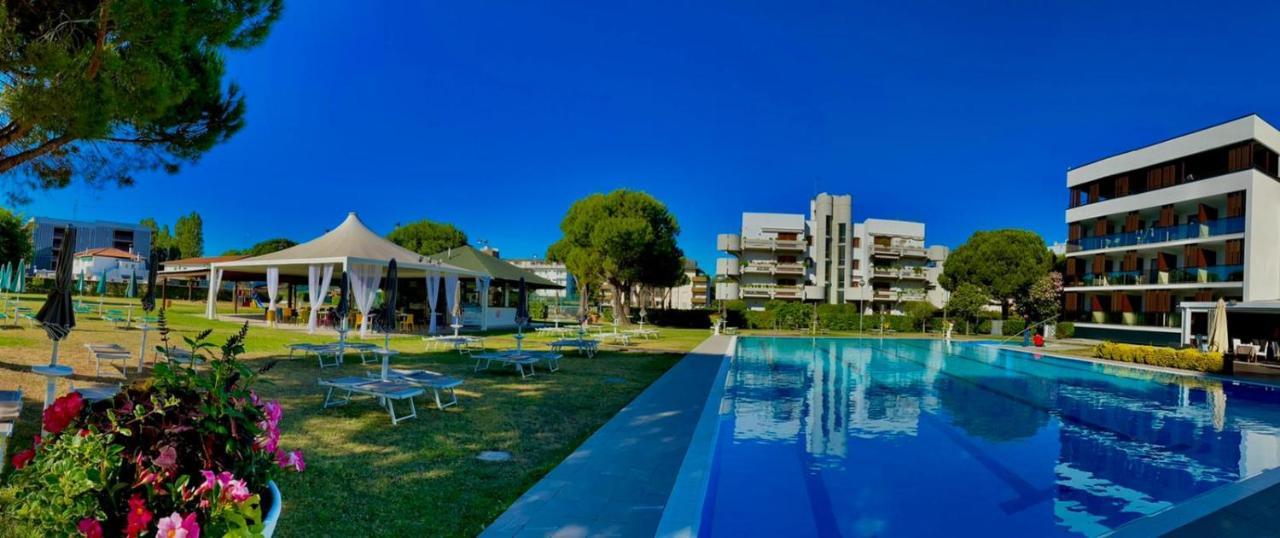Hotel Falcone Lignano Sabbiadoro Exterior photo
