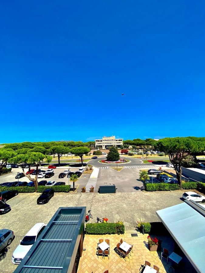 Hotel Falcone Lignano Sabbiadoro Exterior photo