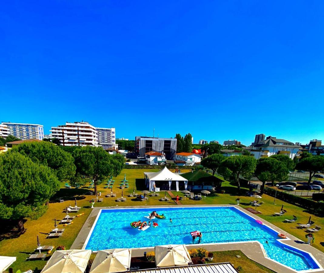 Hotel Falcone Lignano Sabbiadoro Exterior photo