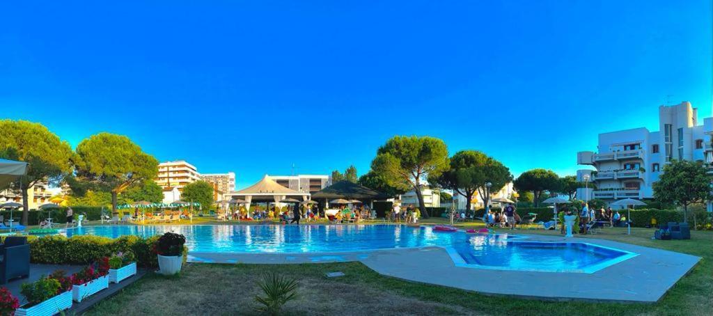 Hotel Falcone Lignano Sabbiadoro Exterior photo