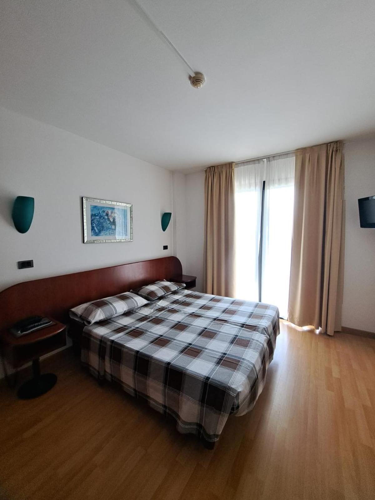Hotel Falcone Lignano Sabbiadoro Exterior photo