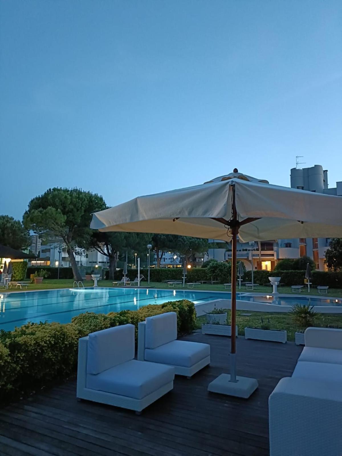 Hotel Falcone Lignano Sabbiadoro Exterior photo