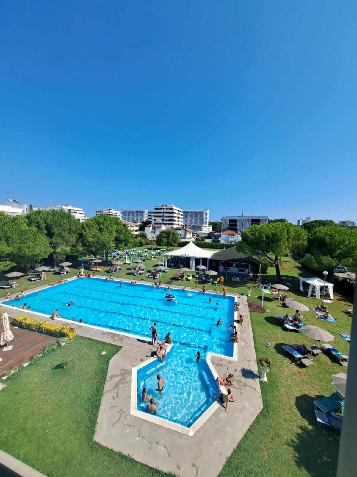 Hotel Falcone Lignano Sabbiadoro Exterior photo