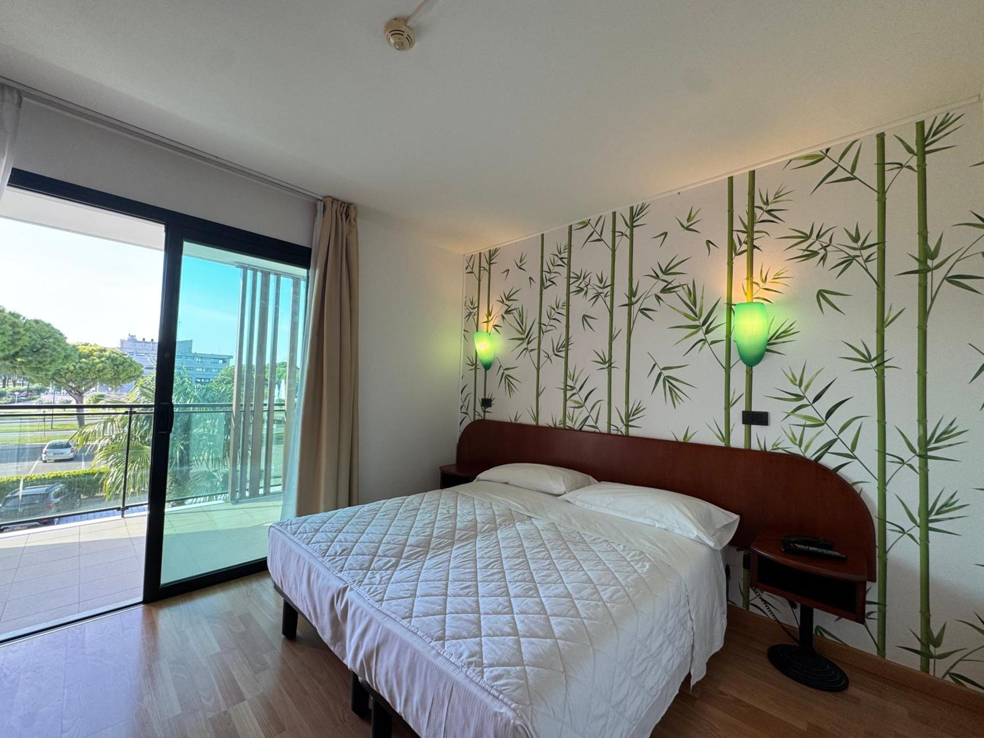 Hotel Falcone Lignano Sabbiadoro Exterior photo