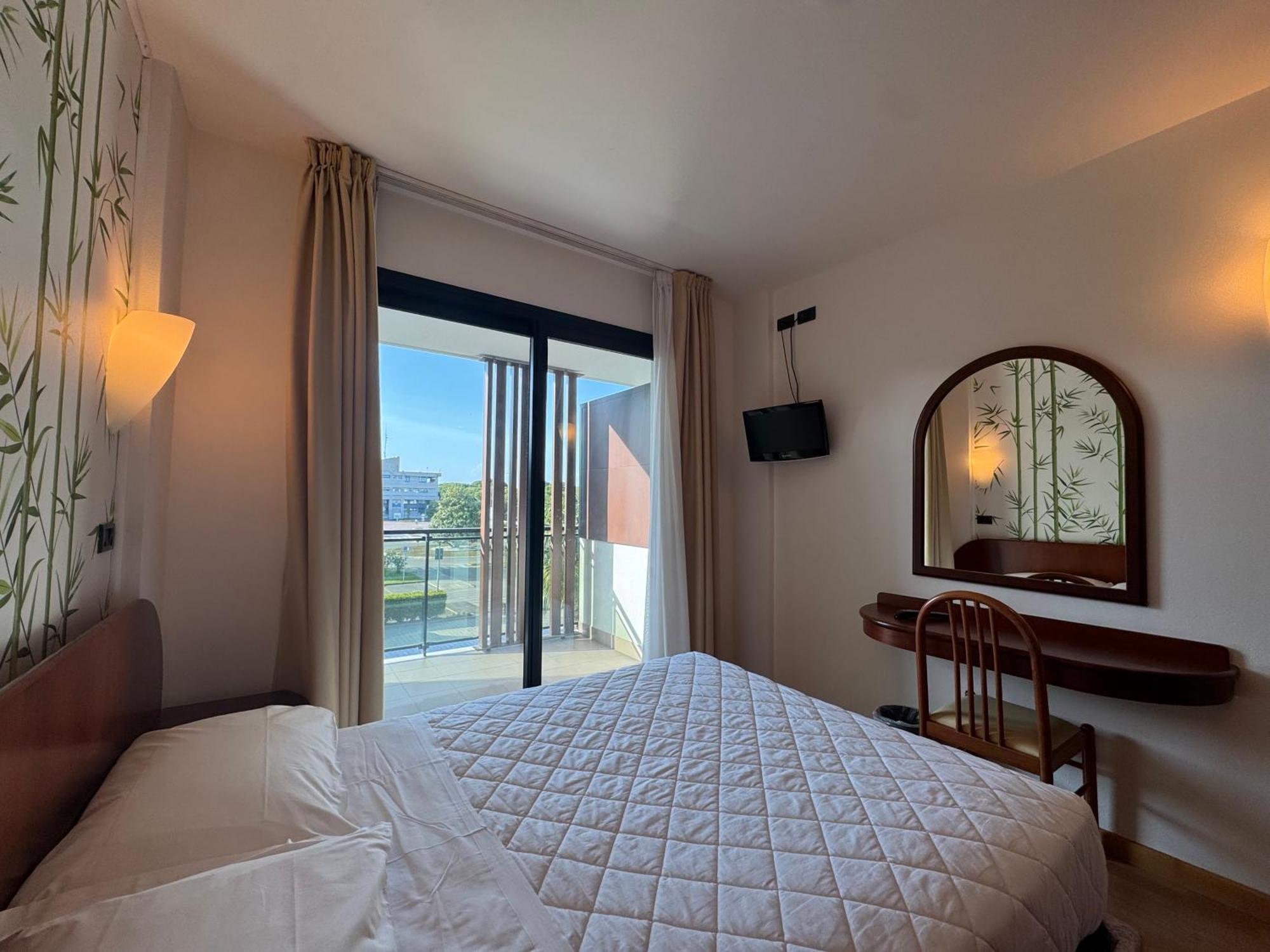 Hotel Falcone Lignano Sabbiadoro Exterior photo