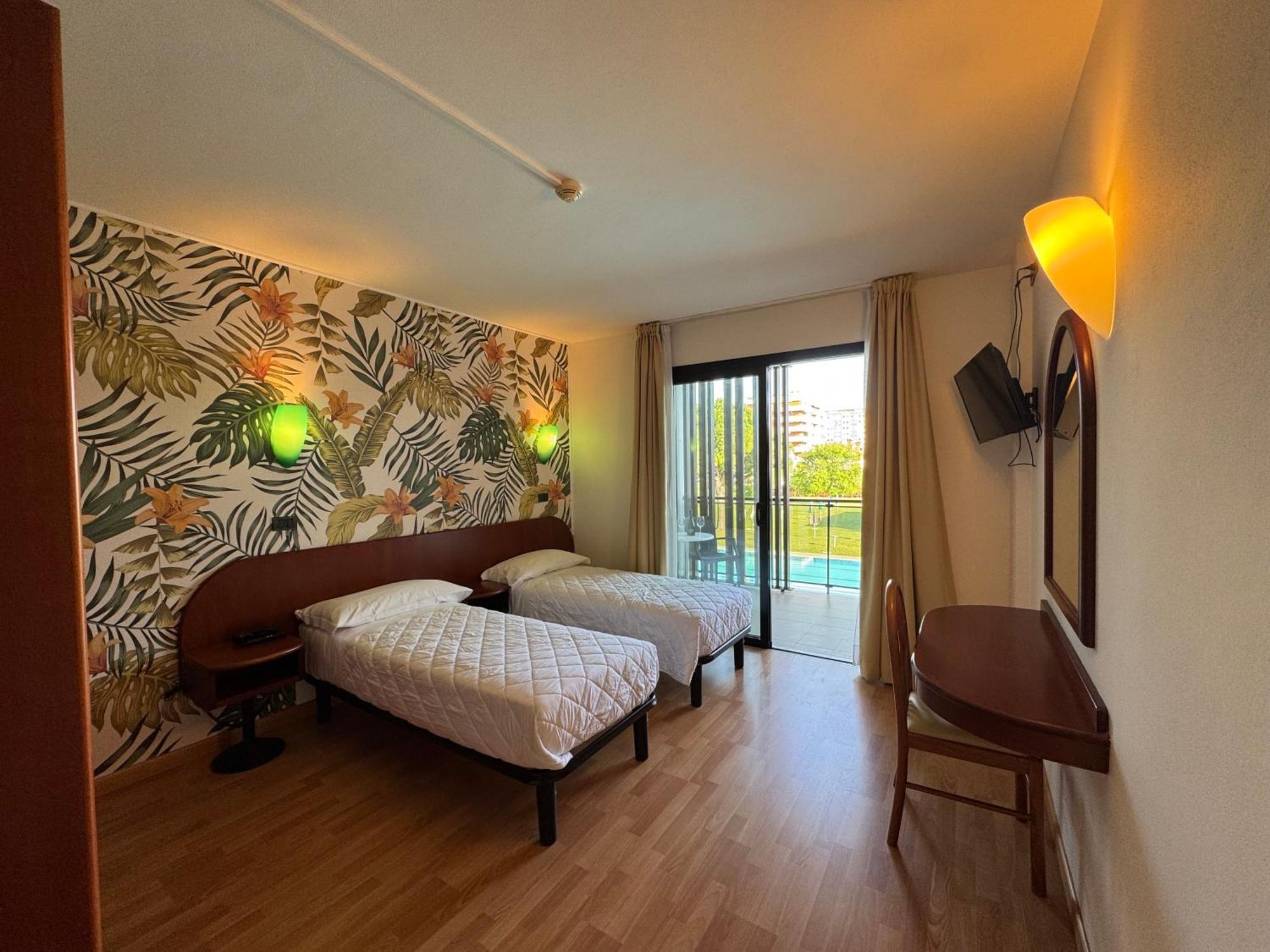 Hotel Falcone Lignano Sabbiadoro Exterior photo