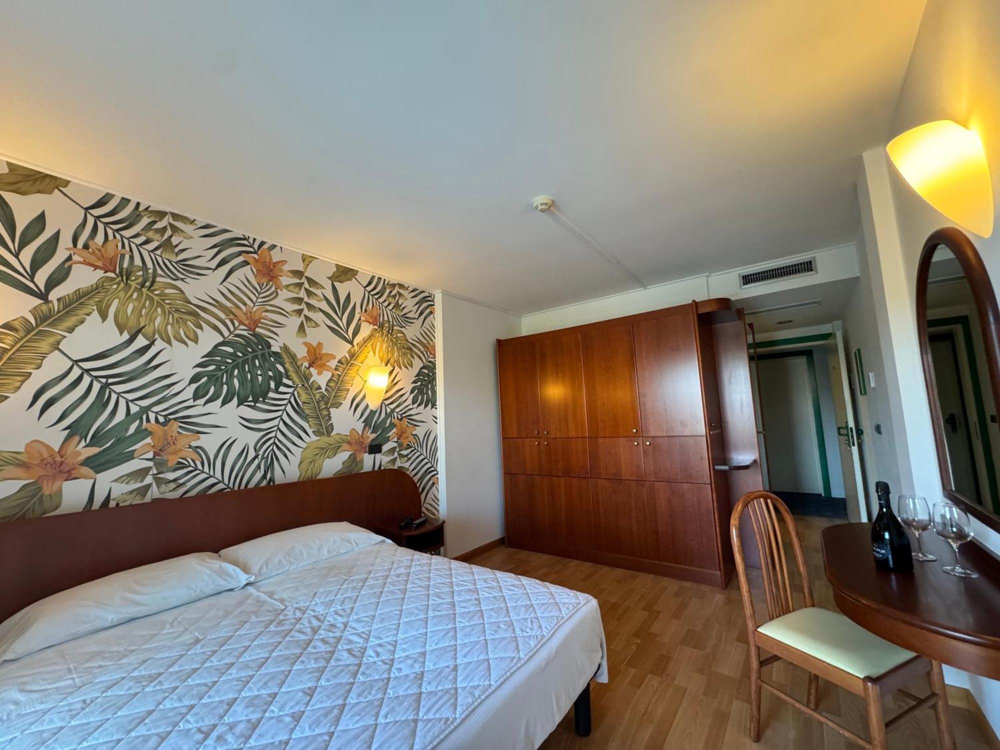 Hotel Falcone Lignano Sabbiadoro Exterior photo