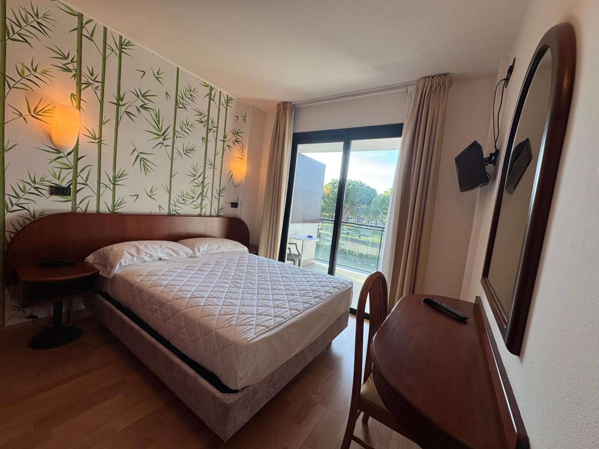 Hotel Falcone Lignano Sabbiadoro Exterior photo